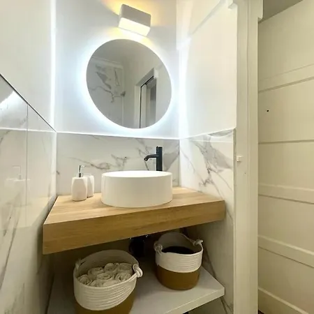 Moon Downtown Віавіа